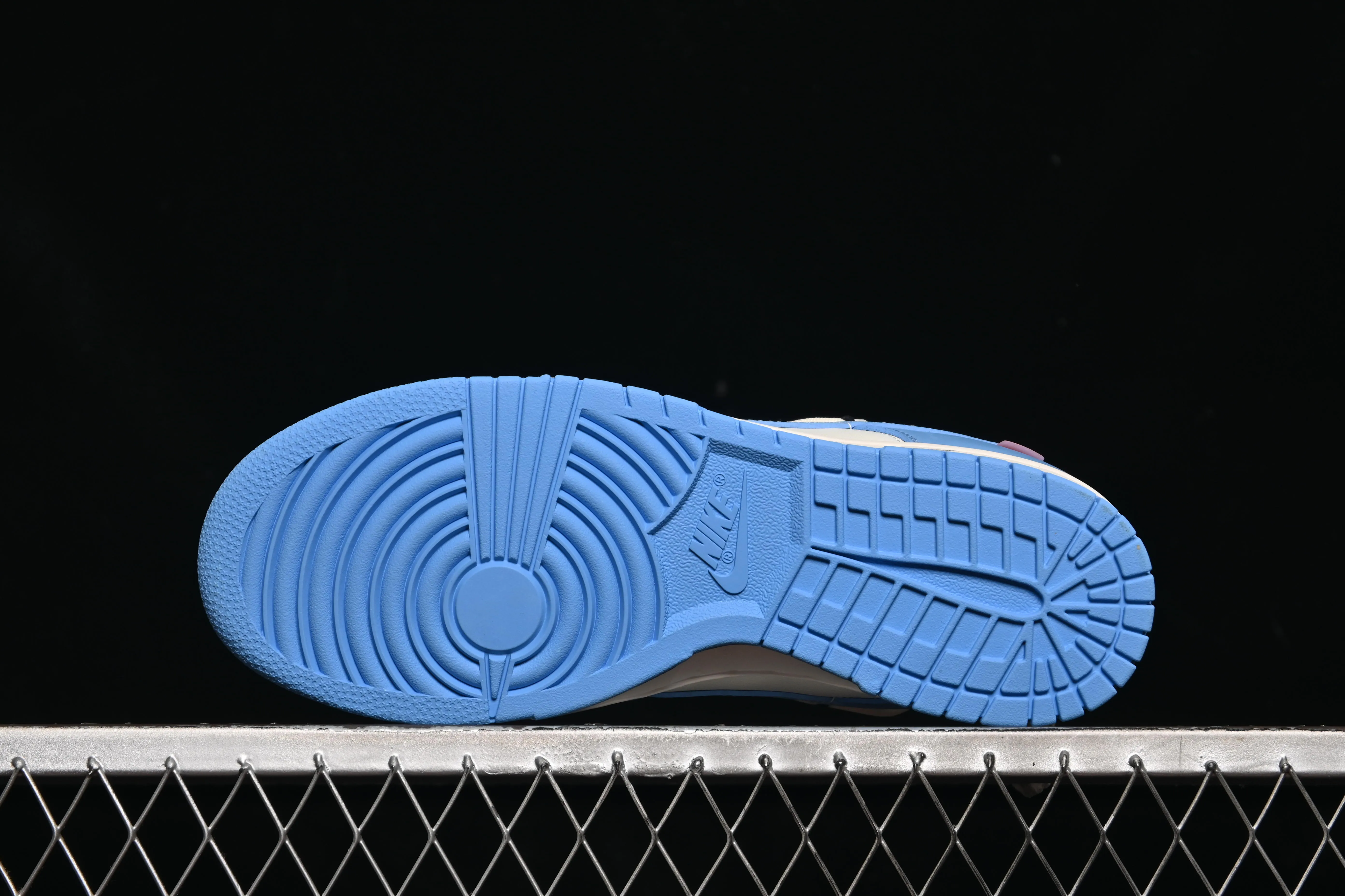 All categories Nk SB Dunk series Nk SB Dunk Low low-top sneakers Nike SB Dunk Low white and blue strap low-top casual sneakers DV0833-113